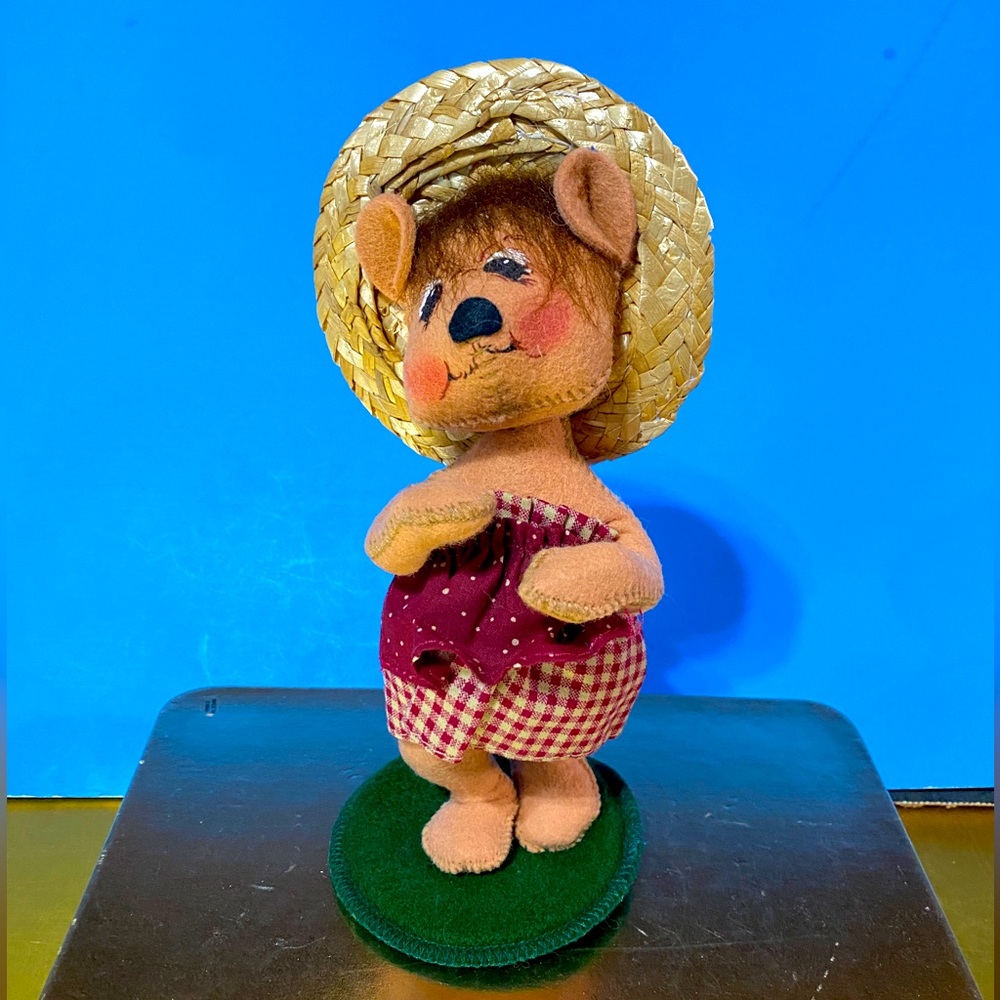 ANNALEE VTG 1980’s COUNTRY GIRL BEAR WITH STRAW HAT & ORIGINAL TAG 8.5”